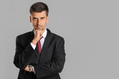 Gri arka plan üzerinde yakışıklı işadamı portresi