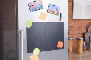 Mutfaktaki buzdolabının kapısındaki tebeşir tahtası.