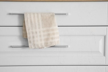 Modern mutfakta havluyla yeni mobilyalar, yakın çekim.