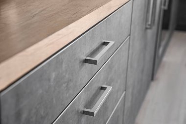 Modern mutfağa yeni mobilyalar, yakın çekim.