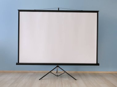 Konferans salonunda video projektörü ekranı