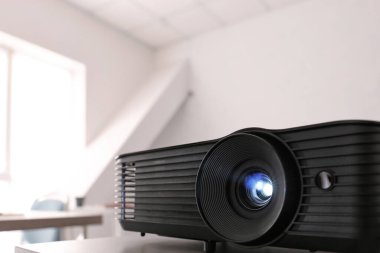 Konferans salonundaki masada video projektörü, yakın plan.