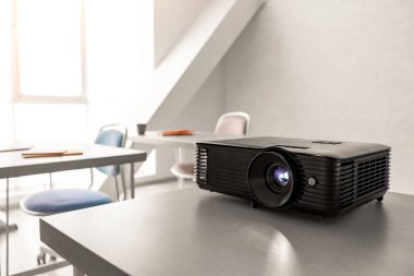 Konferans salonundaki masada video projektörü