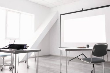 Projektörlü oda, ofisteki konferansa hazır.