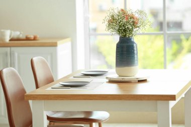 Mutfağın içinde bir buket çiçekli şık vazo.