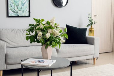 Oturma odasındaki masada güzel leylak çiçekleri