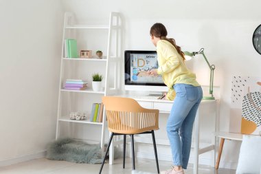 Evde çalışan genç bayan tasarımcı.