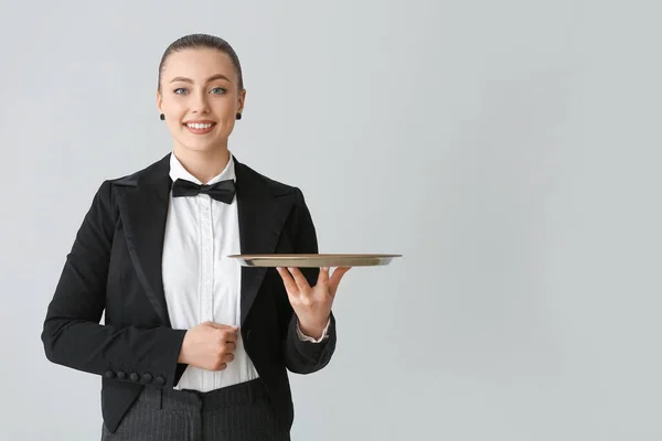 Cameriere Donna Con Vassoio Vuoto Sfondo Grigio — Foto Stock