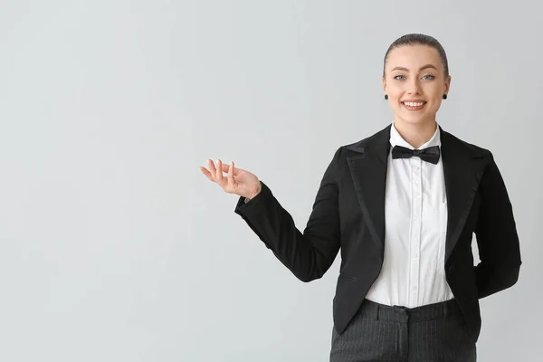 Schöne Kellnerin Auf Grauem Hintergrund — Stockfoto