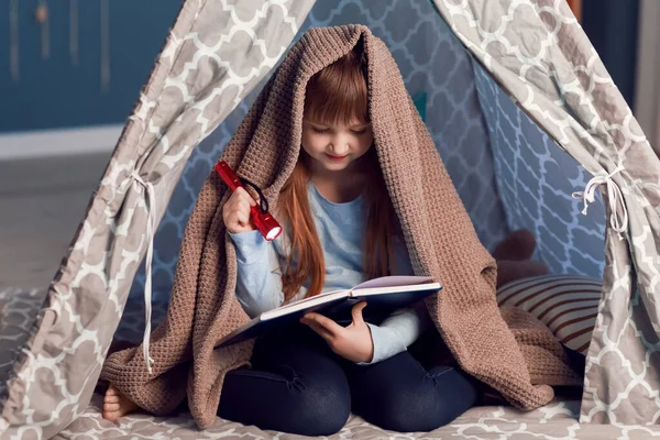 Маленька Дівчинка Читає Книгу Ігровому Наметі Вночі — стокове фото