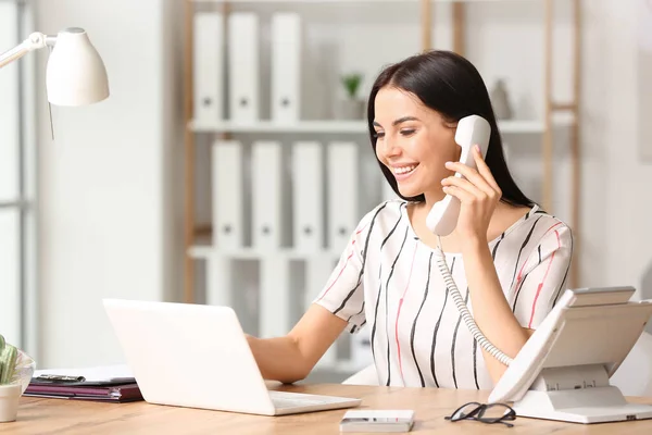 Schöne Junge Sekretärin Arbeitet Büro — Stockfoto