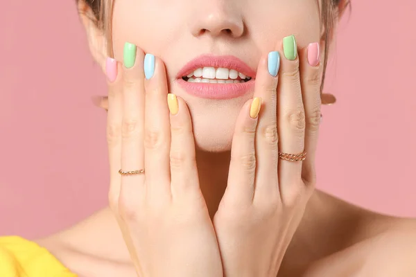 Mujer Joven Con Hermosa Manicura Sobre Fondo Color Primer Plano —  Fotos de Stock