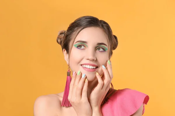 Młoda Kobieta Pięknym Manicure Tle Koloru — Zdjęcie stockowe