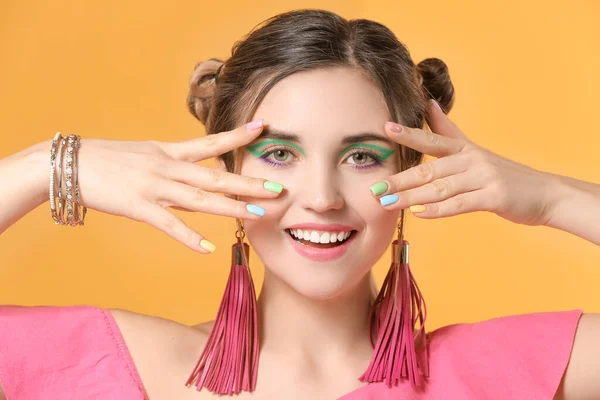 Mujer Joven Con Hermosa Manicura Sobre Fondo Color — Foto de Stock