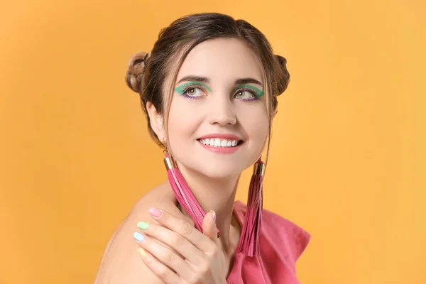 Giovane Donna Con Bella Manicure Sfondo Colore — Foto Stock