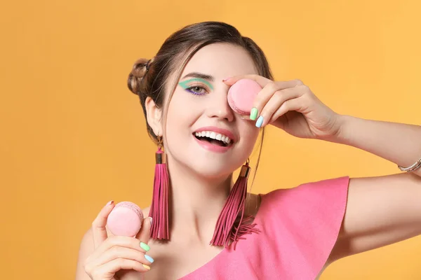 Jovem Com Bela Manicure Macarons Fundo Cor — Fotografia de Stock