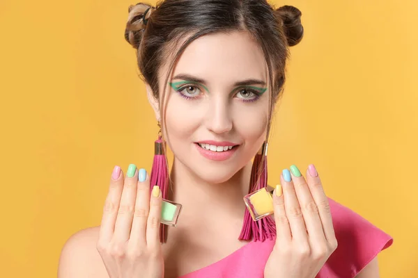 Giovane Donna Con Bella Manicure Smalti Sfondo Colore — Foto Stock