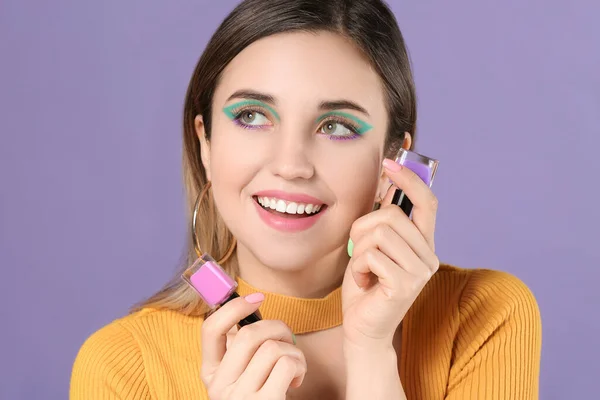 Mujer Joven Con Manicura Hermosa Esmaltes Uñas Fondo Color —  Fotos de Stock