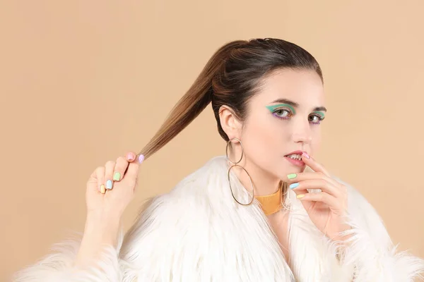 Giovane Donna Con Bella Manicure Sfondo Colore — Foto Stock