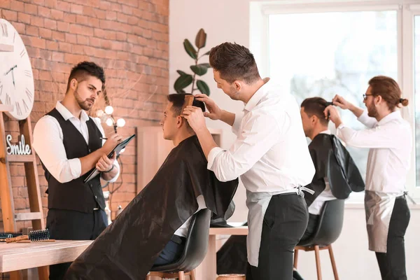 Jeune Homme Avec Coiffeur Professionnel Modèle Pendant Les Cours Dans — Photo