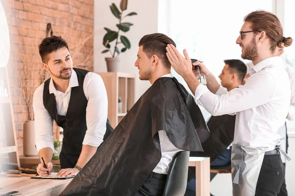 Jeune Homme Avec Coiffeur Professionnel Modèle Pendant Les Cours Dans — Photo