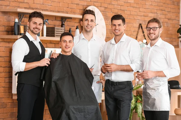 Professioneller Friseur Unterrichtet Junge Männer Salon — Stockfoto