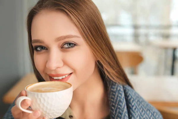 Mujer Joven Bebiendo Café Cafetería — Foto de Stock