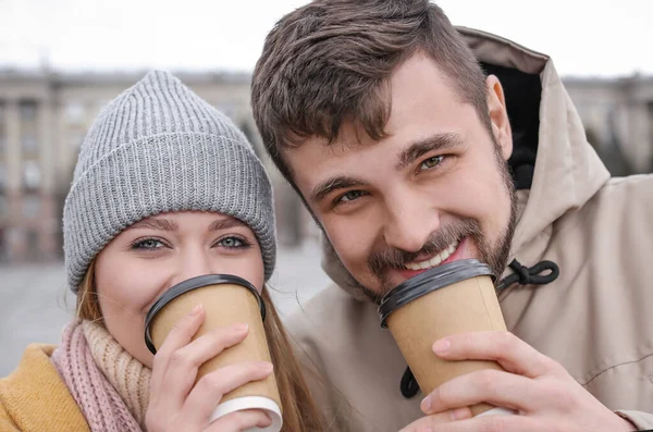 Jovem Casal Beber Café Livre — Fotografia de Stock