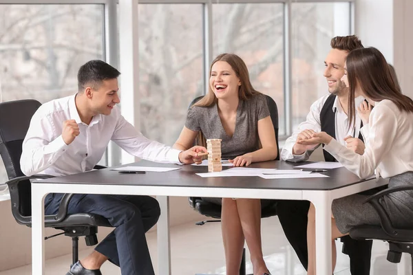 Equipo Gente Negocios Jugando Jenga Oficina —  Fotos de Stock