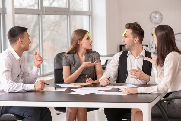 Team Van Zakelijke Mensen Spelen Wie Ben Spel Het Kantoor — Stockfoto