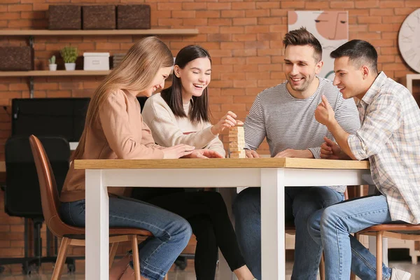 Team Van Zakenmensen Spelen Jenga Het Kantoor — Stockfoto