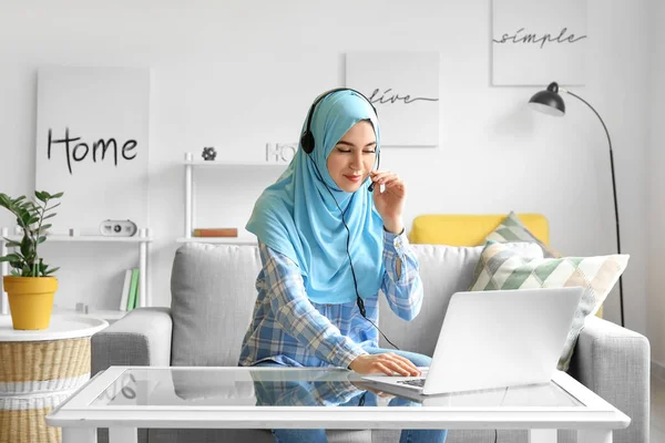 自宅で働いているイスラム教徒の技術サポートエージェント — ストック写真