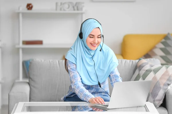 집에서 일하는 이슬람 에이전트 — 스톡 사진