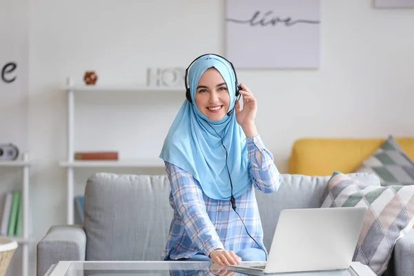 自宅で働いているイスラム教徒の技術サポートエージェント — ストック写真