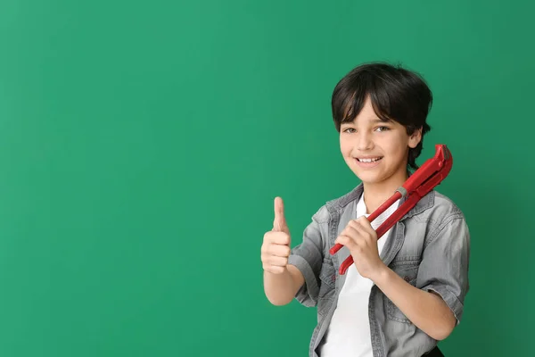 Retrato Pequeño Fontanero Mostrando Gesto Pulgar Hacia Arriba Sobre Fondo —  Fotos de Stock