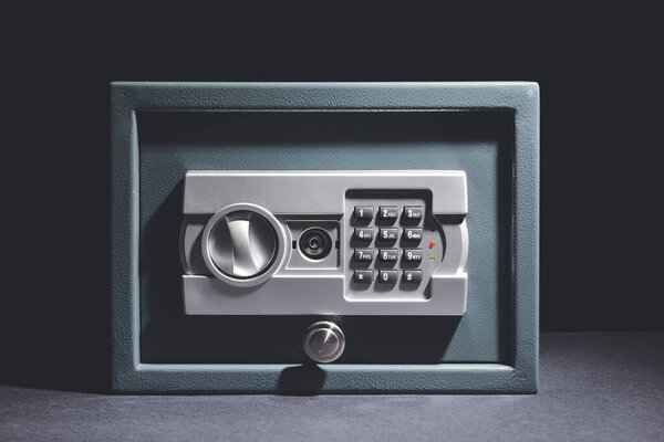 Современный сейф на темном фоне
