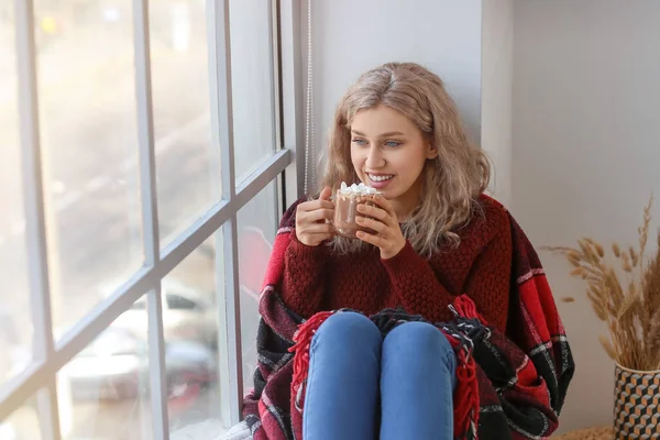 Vacker Ung Kvinna Dricker Varm Choklad Nära Fönstret Hemma — Stockfoto