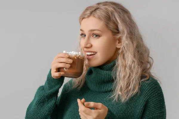 Mulher Bonita Com Xícara Chocolate Quente Fundo Cinza — Fotografia de Stock