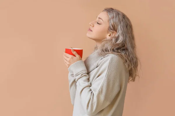 Schöne Junge Frau Mit Einer Tasse Heißer Schokolade Auf Farbigem — Stockfoto
