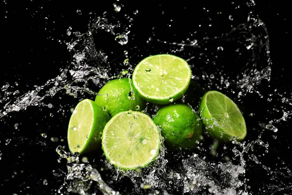 Fresh Limes Water Splashes Dark Background — Stock Photo, Image