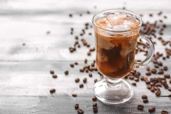 Tazza Gustoso Caffè Freddo Sul Tavolo — Foto Stock