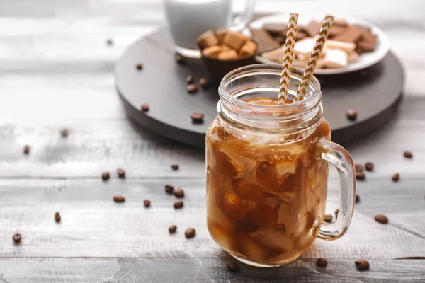 Vasetto Massone Gustoso Caffè Freddo Sul Tavolo — Foto Stock