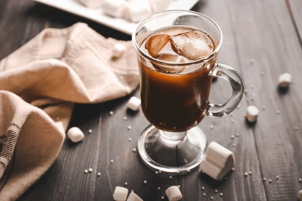 テーブルの上にマシュマロとおいしい冷たいコーヒーのカップ — ストック写真
