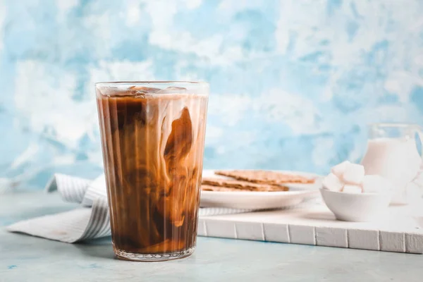 Стакан Вкусного Холодного Кофе Цветном Фоне — стоковое фото