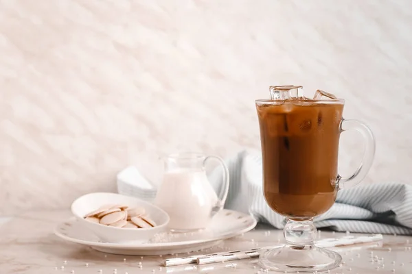 Чашка Вкусного Холодного Кофе Светлом Фоне — стоковое фото