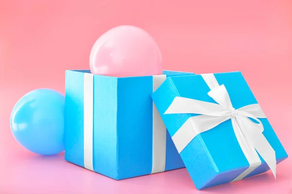 Caixa Presente Aniversário Com Balões Sobre Fundo Cor — Fotografia de Stock