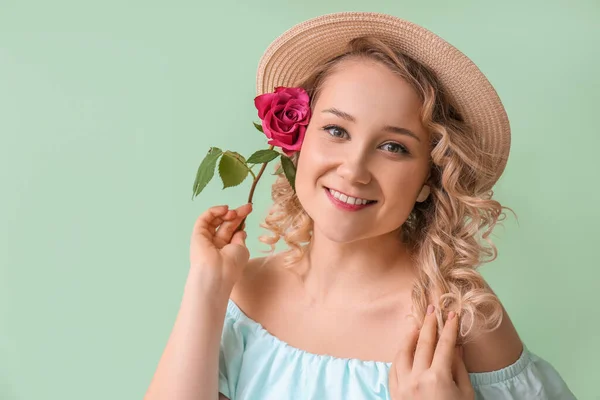 Hermosa Mujer Joven Con Flor Sobre Fondo Color —  Fotos de Stock