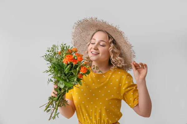 Vacker Ung Kvinna Med Bukett Blommor Ljus Bakgrund — Stockfoto