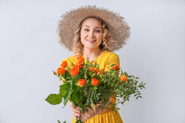 Açık Arkaplanda Bir Buket Çiçekle Güzel Bir Genç Kadın — Stok fotoğraf