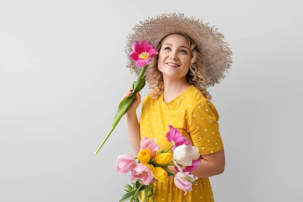 Açık Arkaplanda Bir Buket Çiçekle Güzel Bir Genç Kadın — Stok fotoğraf